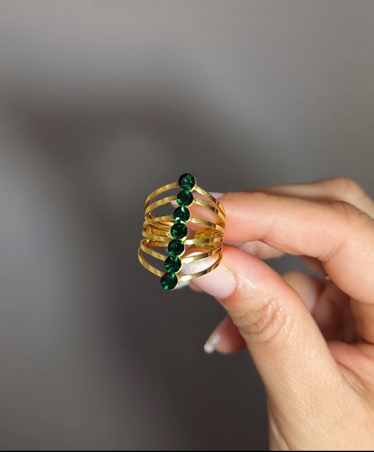 Bague Irrésistible. Pierres verte